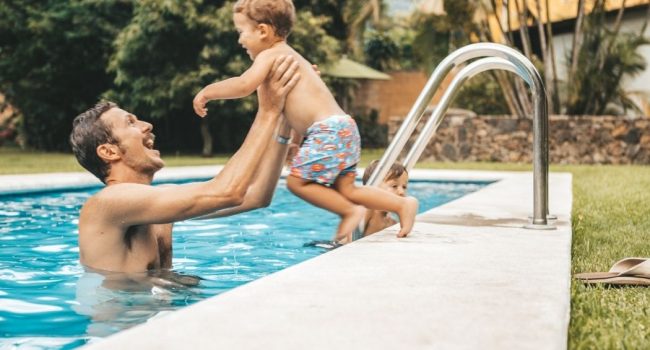 Faire construire une piscine avant l’été ? C’est possible avec Cap Piscines !